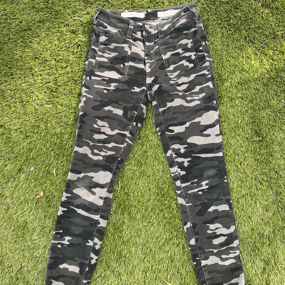 High Rise skinny jeans / pants! Camo, super comfy!